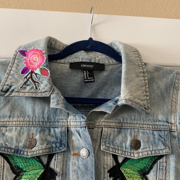 FOREVER 21 light wash jean jacket with sewn on patches - Picture 2 of 8